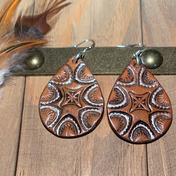 Tooled and antiqued, silver and brown tear drop earrings - Picture 3 of 7